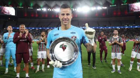 Fábio recebe homenagem do Fluminense após recorde mundial