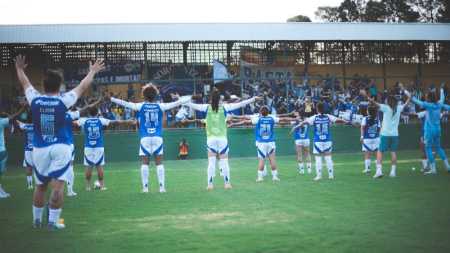 Elenco das Cabulosas e torcida do Cruzeiro na Arena Gregorão, em Contagem