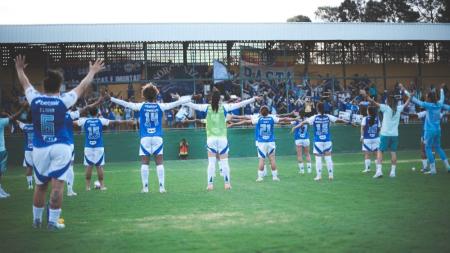 Elenco das Cabulosas e torcida do Cruzeiro na Arena Gregorão, em Contagem