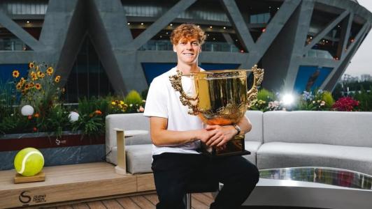 Sinner com o troféu do ATP 500 de Pequim