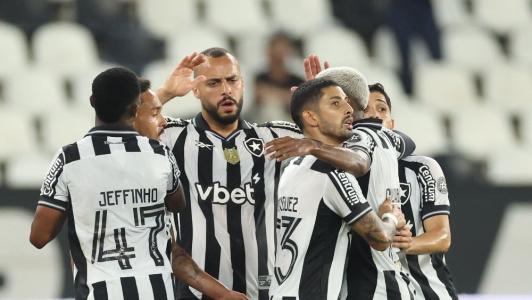 Time do Botafogo celebra gol diante do Bahia, nesta quarta-feira (1º)