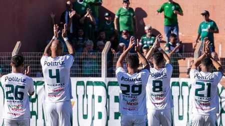 Jogadores do Uberlândia aplaudem torcedores