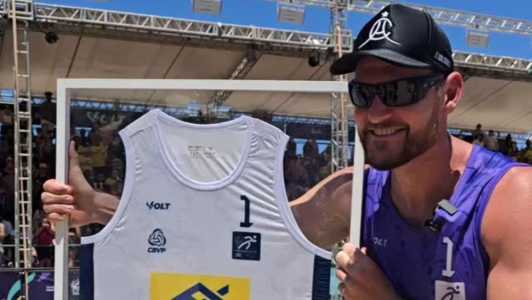 Alison Mamute ganha homenagem em último jogo da carreira