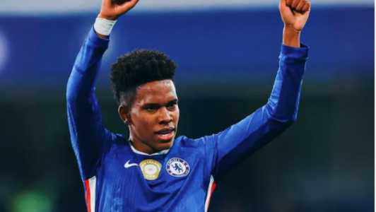 Estêvão comemora o primeiro gol pelo Chelsea na Premier League