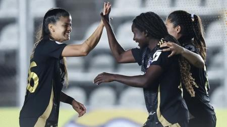 Colo Colo celebra gol diante do São Paulo, nesta segunda-feira (6), na Libertadores Feminina