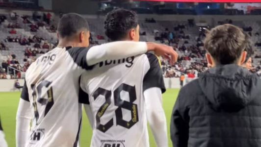 Time do Atlético celebra gol diante do Athletico-PR