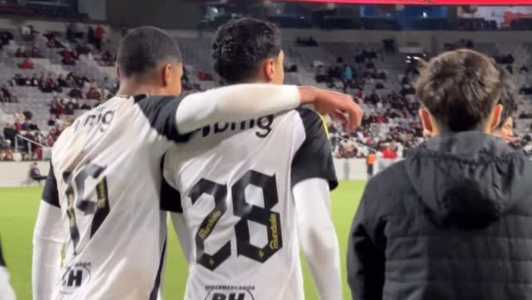 Time do Atlético celebra gol diante do Athletico-PR