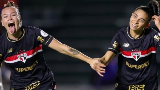 Time do São Paulo celebra gol diante do Olímpia