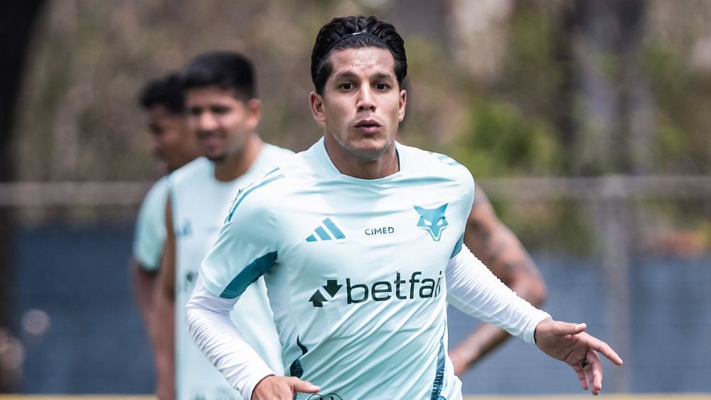Titular do Cruzeiro revela disputa por vaga no time e elogia aspecto do elenco