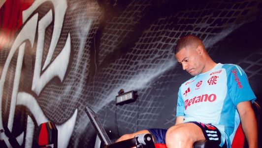 De La Cruz, com proteção no joelho esquerdo, em atividade do Flamengo no Ninho do Urubu