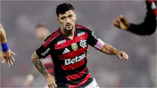 Arrascaeta, em ação durante Flamengo e Cruzeiro, pelo Brasileirão