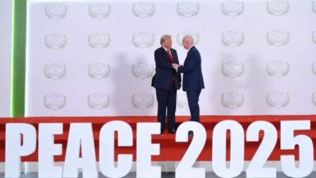 Donald Trump e Gianni Infantino na Cúpula pela Paz, no Egito