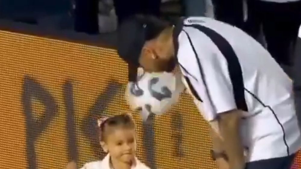 Filha de Neymar, Mavie leva bolada na cabeça após Santos x Corinthians