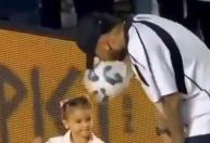 Filha de Neymar, Mavie leva bolada na cabeça após Santos x Corinthians