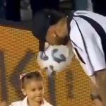 Filha de Neymar, Mavie leva bolada na cabeça após Santos x Corinthians