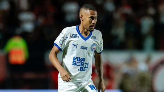 Atacante Ademir em jogo do Bahia
