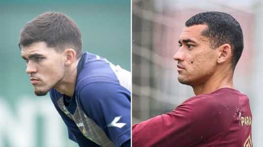Goleiros Pedro Morisco, do Coritiba, e Santos, do Athletico-PR, protegem suas respectivas goleiras no clássico