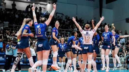 Jogadoras do Gerdau Minas comemoram pontos