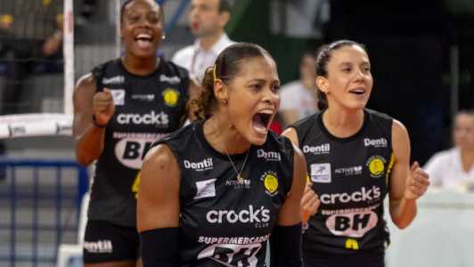 Time do Praia Clube celebra ponto diante do Brasília, nesta segunda-feira (20)