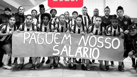 Jogadoras do Avaí/Kindermann protestam contra salários atrasados