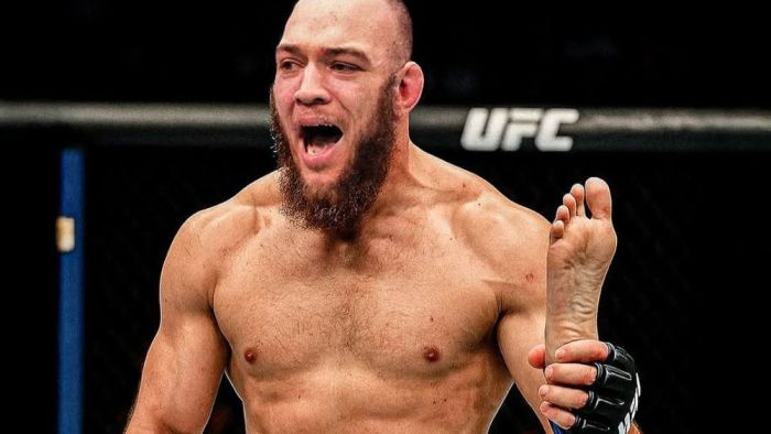 Valter Walker brinca em montagem, em que exibe pé de adversário como troféu