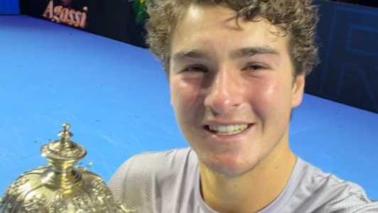 João Fonseca posa com o troféu do ATP 500 da Basileia