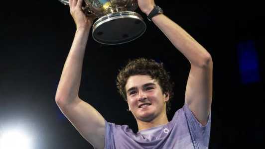 João Fonseca com o troféu do ATP 500 da Basileia