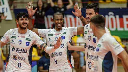 Time do JF Vôlei celebra ponto diante do Monte Carmelo neste domingo (26)
