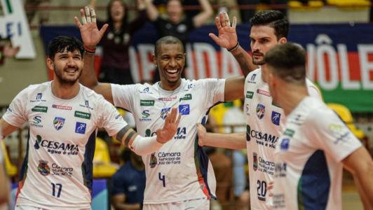 Time do JF Vôlei celebra ponto diante do Monte Carmelo neste domingo (26)