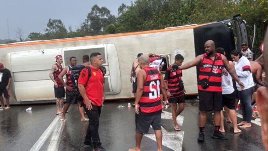 Ônibus com torcedores do Flamengo sofre acidente na Rodovia Presidente Dutra, próximo à Barra Mansa