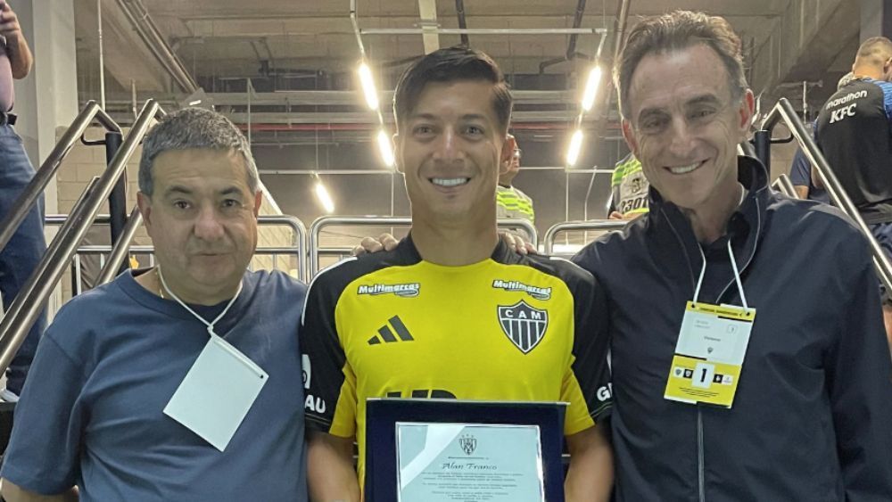 Atlético: Alan Franco recebeu homenagem do Del Valle antes de jogo pela 'Sula'