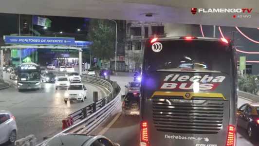 A delegação do Flamengo em trânsito para a partida contra o Racing-ARG