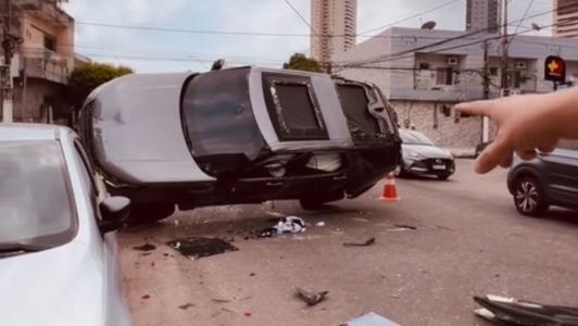 Carro de Deiveson Figueiredo, lutador do UFC que se acidentou nesta quinta-feira (30), em Belém