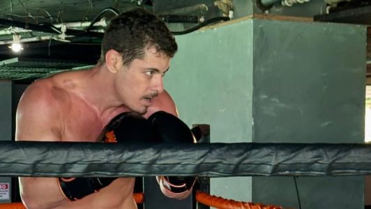 Sacha Bali, ator que enfrentará Davi Brito