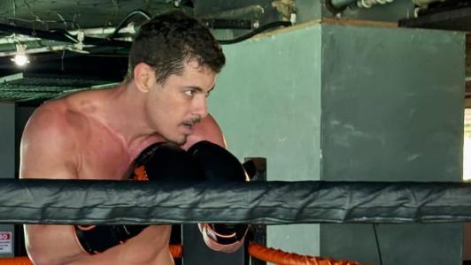 Sacha Bali, ator que enfrentará Davi Brito