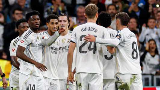 Jogadores do Real Madrid celebram o gol de Jude Bellingham, neste sábado (1), diante do Valencia