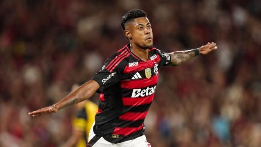 Bruno Henrique balançou as redes duas vezes neste sábado contra o Vitória e encerrou longo jejum de gols