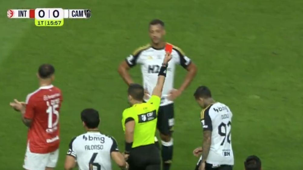 Titular do Atlético é expulso com 16 minutos contra o Inter em duelo pelo Brasileirão