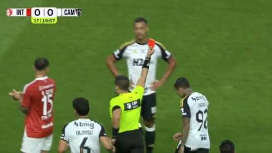 Vitor Hugo, do Atlético, recebe o cartão vermelho e é expulso no duelo contra o Internacional