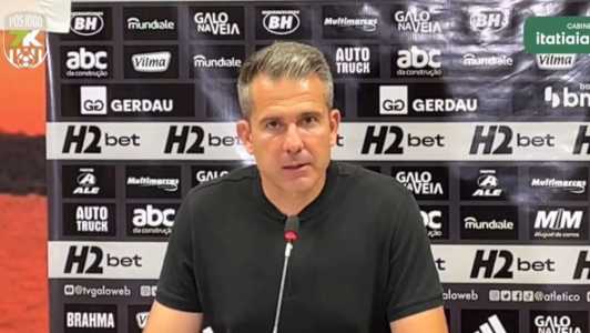 Victor Bagy, diretor de futebol do Atlético, fala à imprensa após a partida contra o Internacional