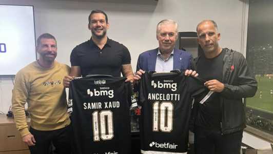 Ancelotti e Samir Xaud recebem camisa personalizada de Pedrinho e Felipe