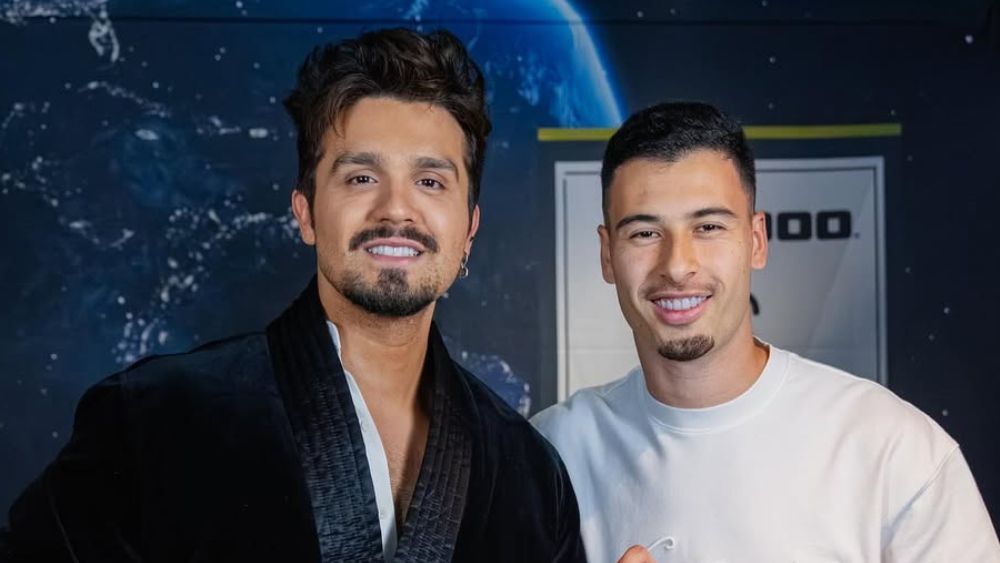 Jogador da Seleção Brasileira assiste a show de Luan Santana e presenteia cantor