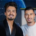 Jogador da Seleção Brasileira assiste a show de Luan Santana e presenteia cantor