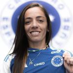 Cruzeiro renova contrato com meio-campista do time feminino; saiba detalhes