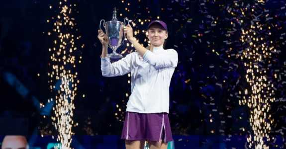 Elena Rybakina com a taça do WTA Finals, neste sábado (8)