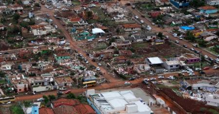 Rio Bonito do Iguaçu foi devastada por um tornado neste sábado (8)