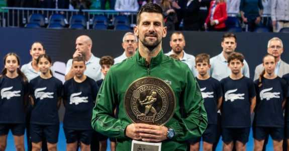 Novak Djokovic com o título do ATP 250 de Atenas, neste sábado (8)