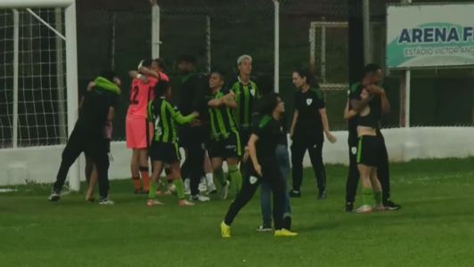 Jogadoras do América celebram a classificação nos pênaltis diante do Atlético para a final do Mineiro