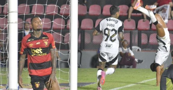 Sport sofreu virada para o Atlético neste sábado (8), na Ilha do Retiro