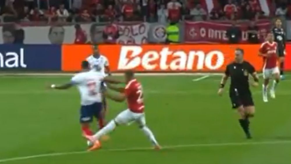 Inter protesta contra a arbitragem após lance polêmico em jogo diante do Bahia